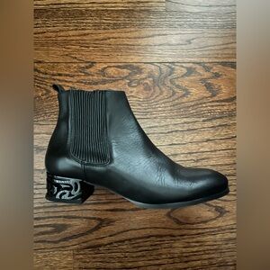 Beautiful MIISTA London Black Leather Ankle Boots With Carved Resin Heel. Size 8
